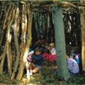 Kinder in Unterschlupf im Wald